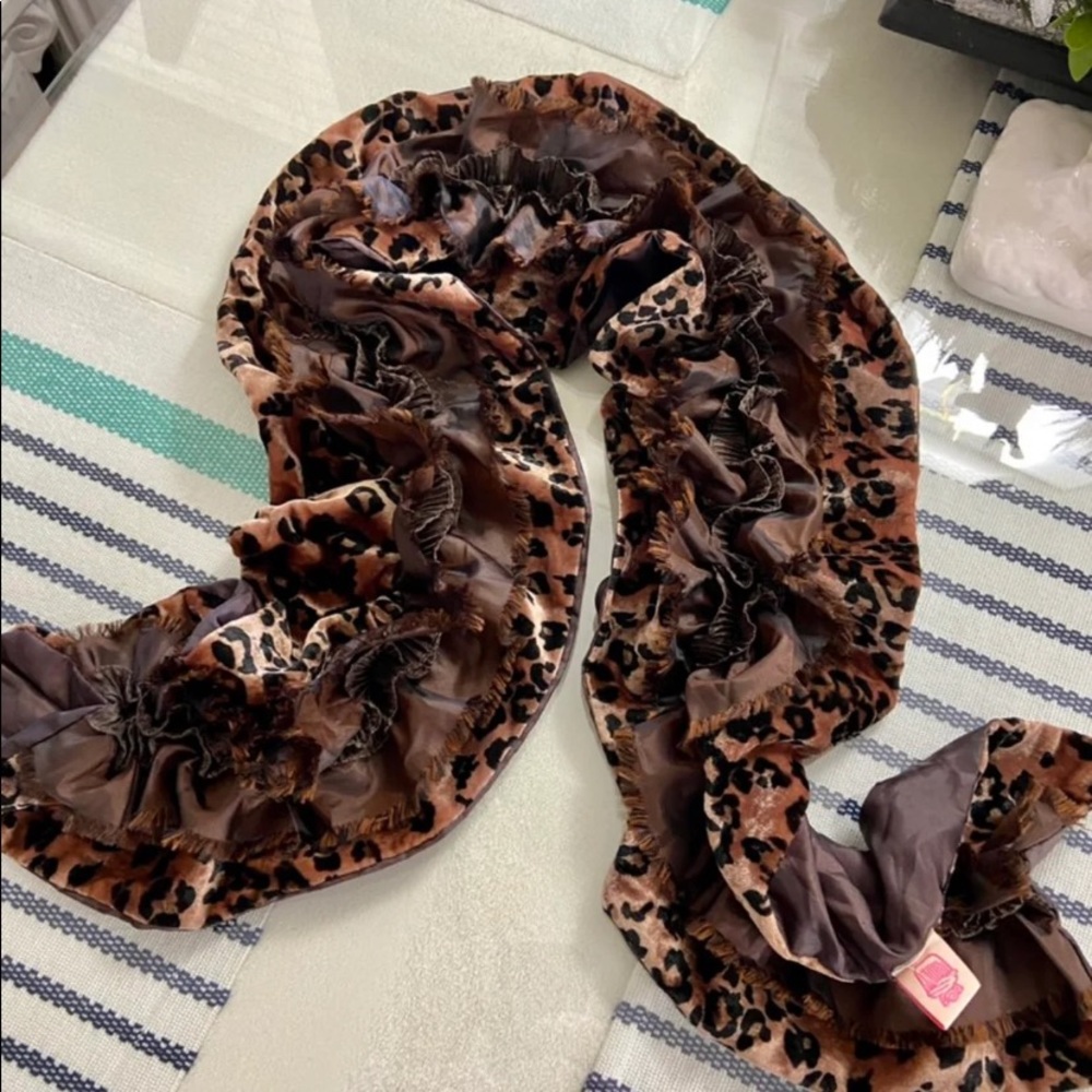 LEOPARD PRINT SCARF - Picture 9 of 10